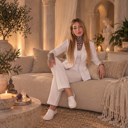 Ritratto di Sharon Bastet nel suo studio olistico